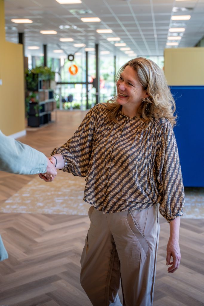 Collega schudt hand bij binnenkomst